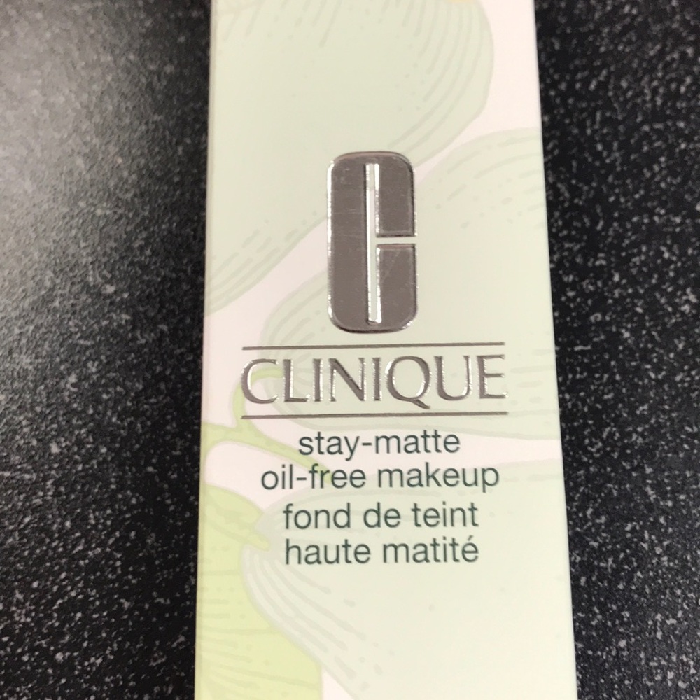 NWB Clinique Stay Mattemake up #6 Ivory.